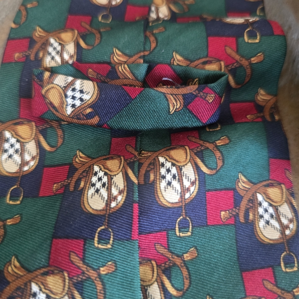 Classic Vintage Elegant Green and Red Patterned Men's Tie - Picture 16 of 17